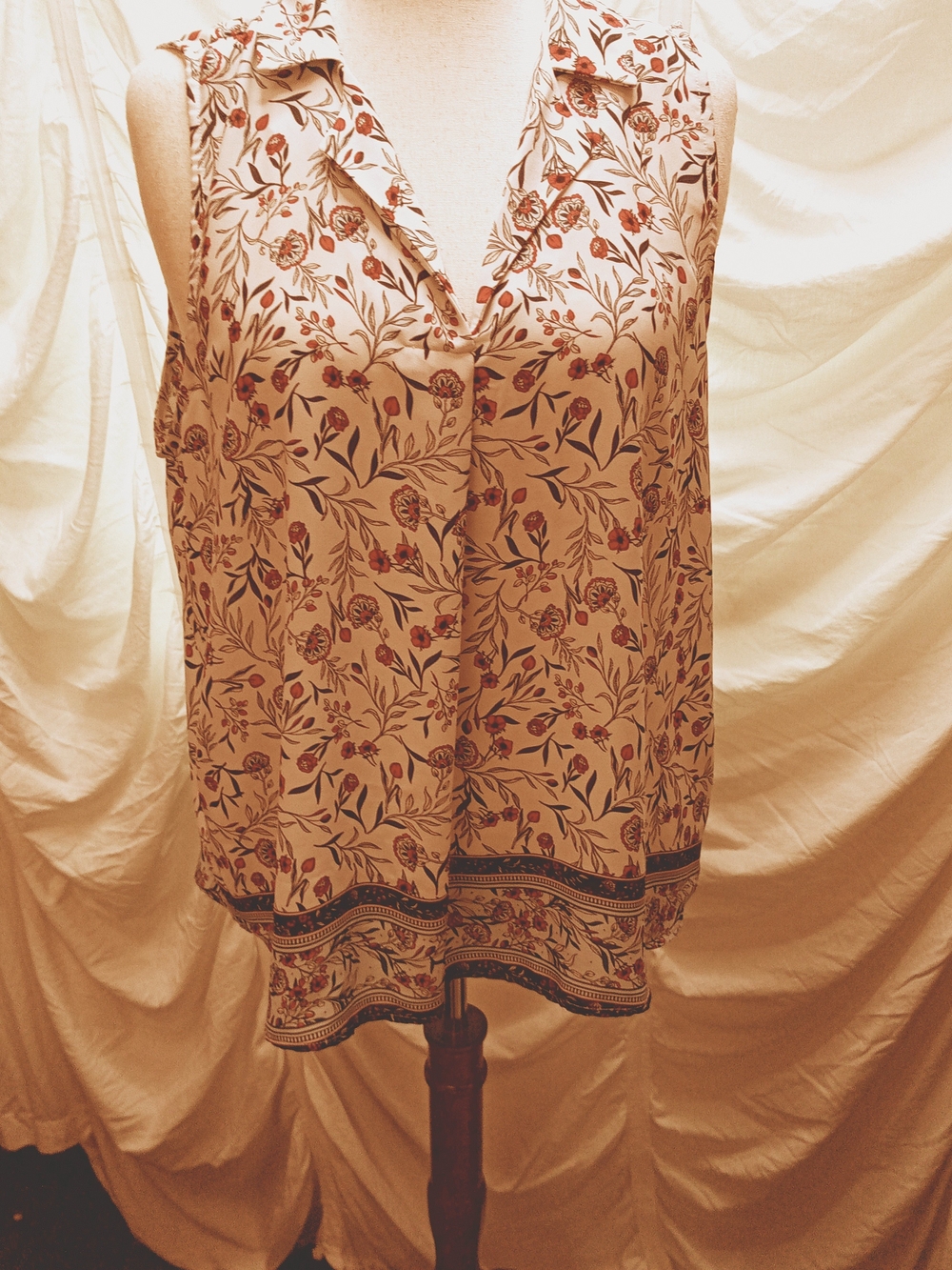 Sleeveless Floral V-Neck Blouse Grey and Red